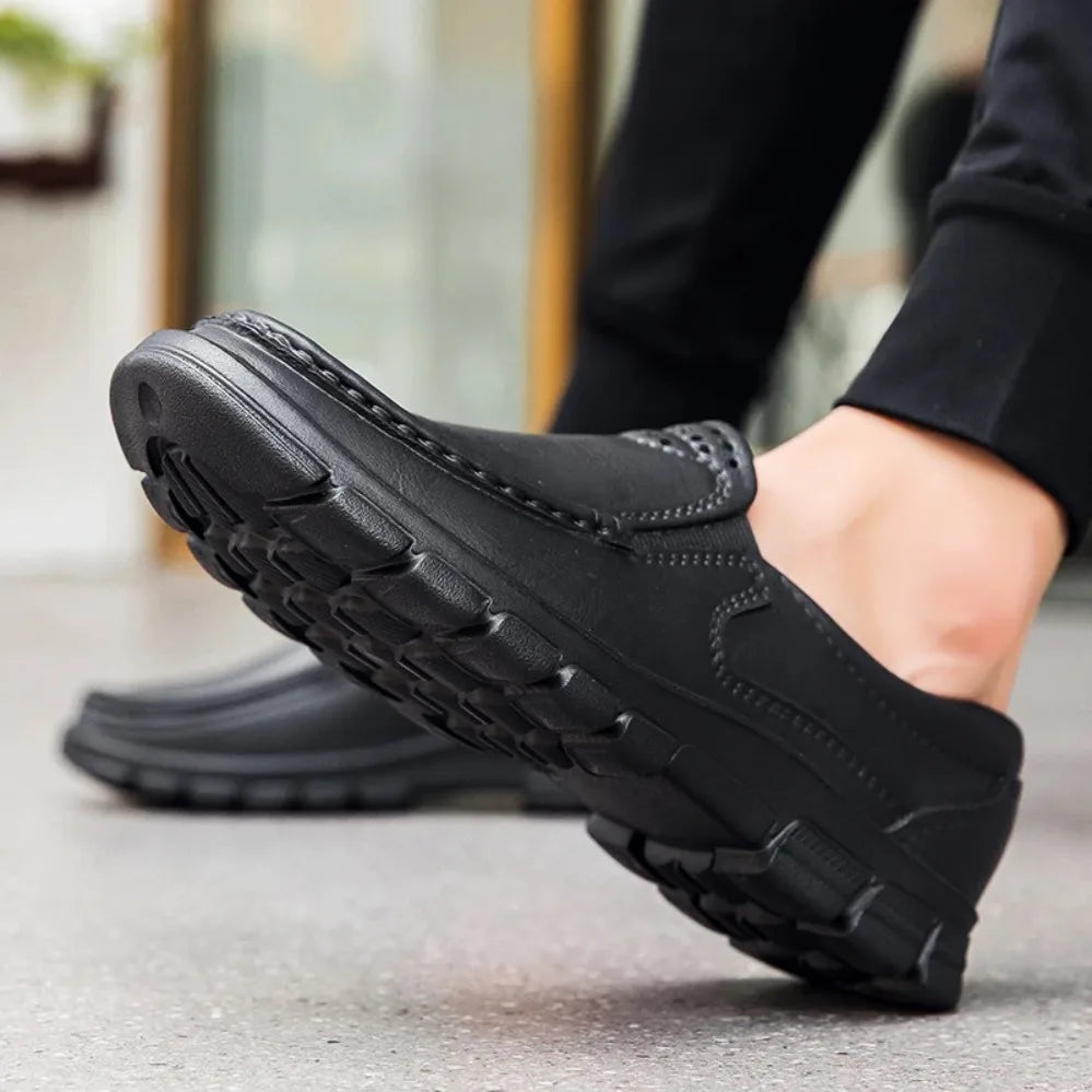 Schwarze Herren-Slipper zum Hineinschlüpfen