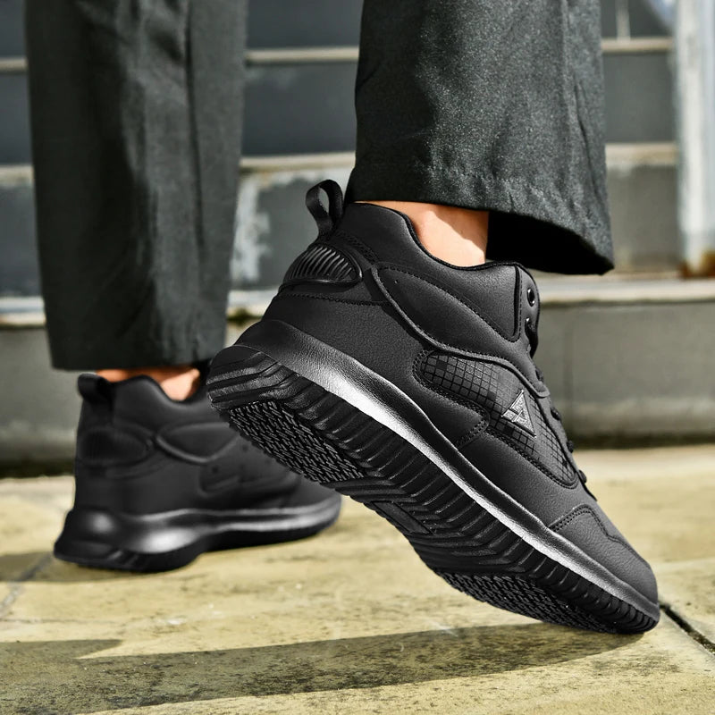 Schwarze Herren-Schnürschuhe im sportlichen Design